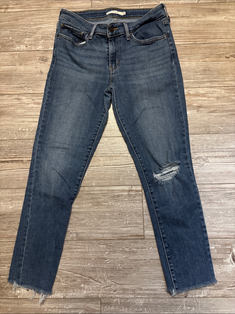 Levi’s Distressed 711 Skinny cropped Jeans - size 28